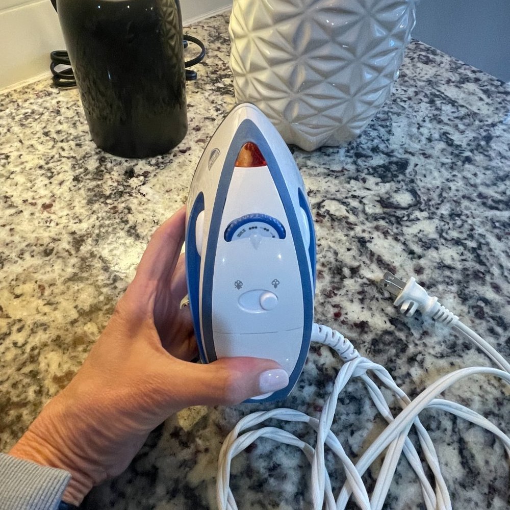 Sunbeam Hot-2-Trot Travel Compact Steam Iron Non-Stick 800 Watt - Picture 7 of 10